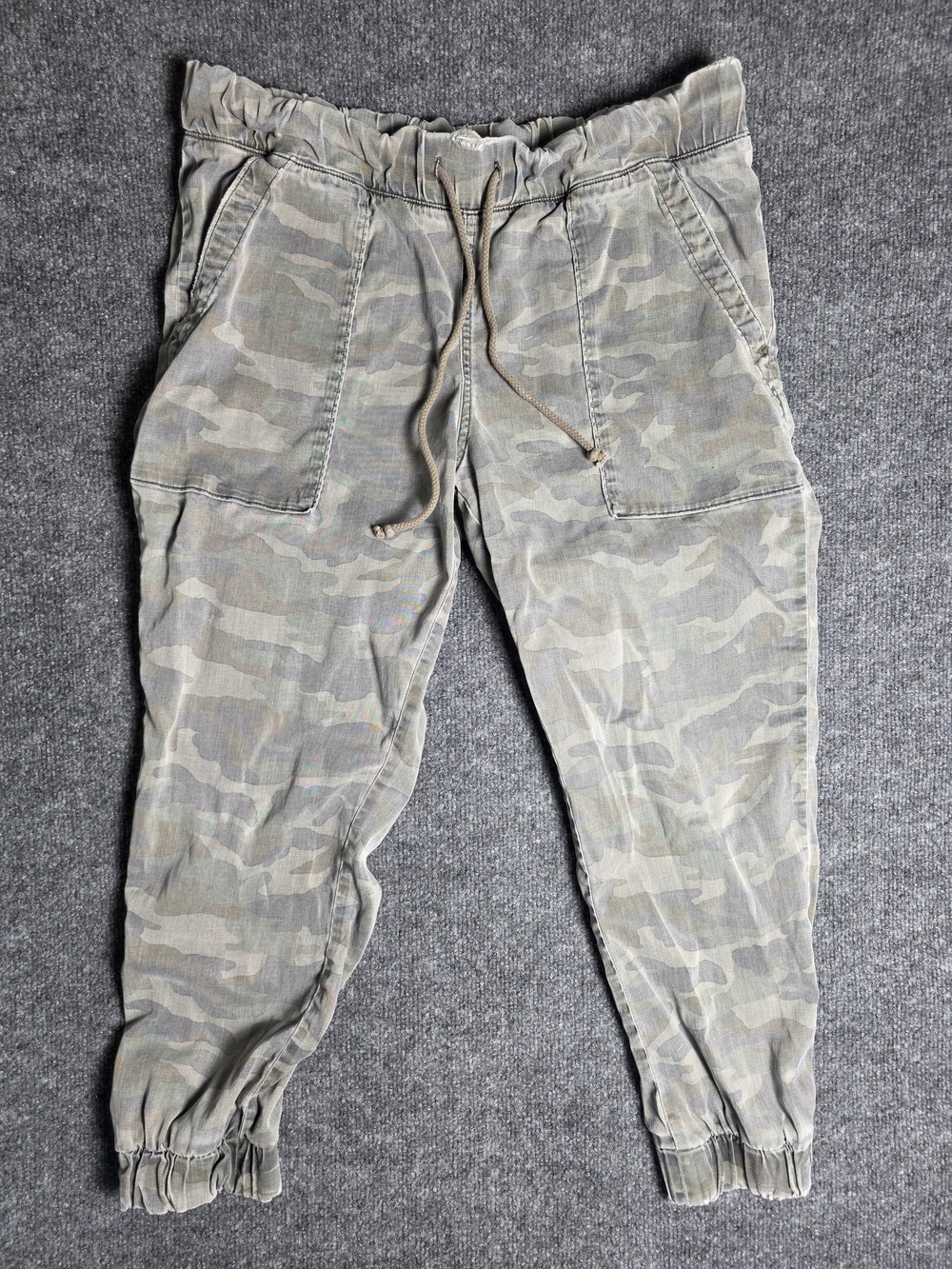 Bella Dahl Camo Drawstring Jogger Pants - Khaki Green